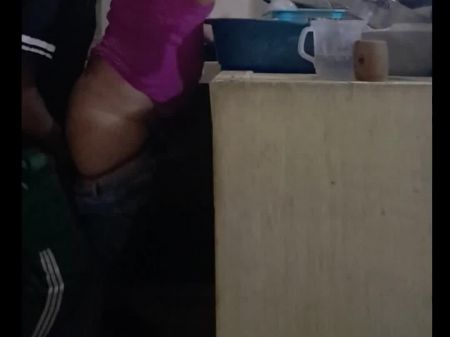 Maid gefickt beim Waschen des Geschirrs, wir wurden fast von meiner Frau erwischt 