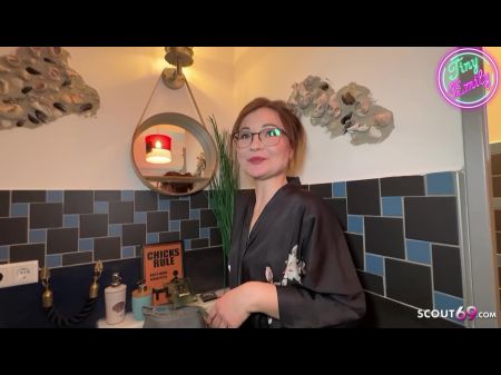 两个德国女孩米奇·松饼和微小的惊人的大家伙男孩与FFM 3Some他妈的