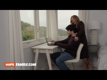 Blonde Milf Athena Anderson Reduzierte Den Stress Des Stiefsohns Mit Einem Blowjob Und Ihrer Nassen Rasierten Muschi Ficken 
