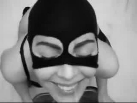 A vagabunda de mijo gosta de beber xixi dourado desde a torneira 4 