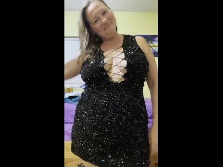 猫玩并尝试一些揭示的礼服