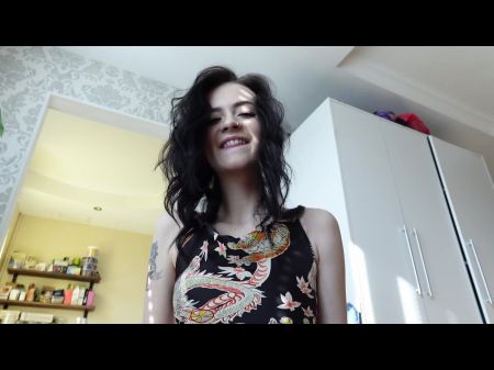 فتاة صغيرة جالسة على وجه وترقي حتى نائب الرئيس 