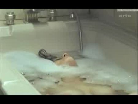 Hiam A يظهر قبالة ثديها العربي الكبير في الفيلم 