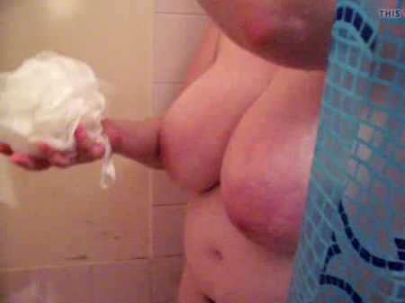 Gran novia de tit en la ducha 