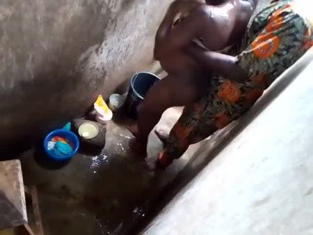 Escándalo sexual: el joven indio folla a su madrastra en la ducha 