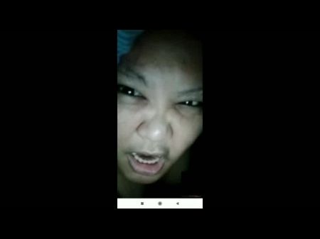 Chica Filipina Que Muestra Sus Pezones 