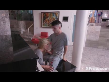 Mutter Hilft Abgelenktem Stiefsohn Mit Dem Mund