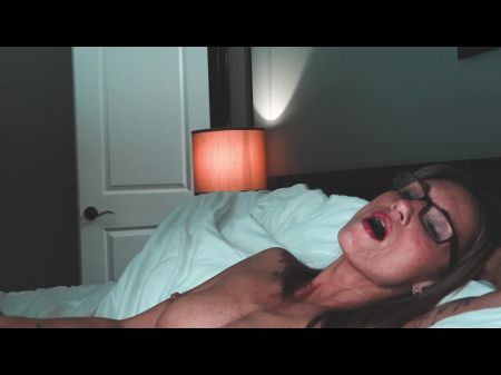 Nahaufnahme von Karlie Reye, als sie ihre Muschi mit Vibrator fickt. 
