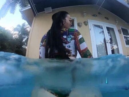 Ryan Grins Underwater Pawg Twerk & Muff Masturbation