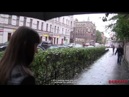 Der russische Agent kann ein Mädchen finden, das auch an einem regnerischen Tag fickt 