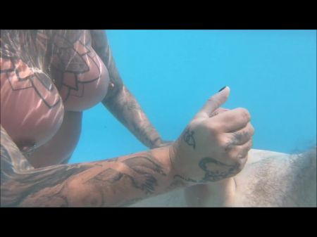 hausgemachtes Urlaubsdreier im Pool 
