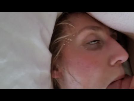 Blonde Schönheit bekommt Sperma in ihren Mund und ihre Muschi 