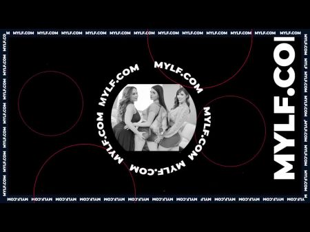 戴眼镜的可爱的继母赤裸裸地撞了她的继子