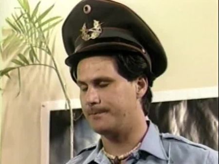 Geile lateinische Krankenschwester fickt vollbusige Brünette in einer Arztpraxis mit einem Riemen an 