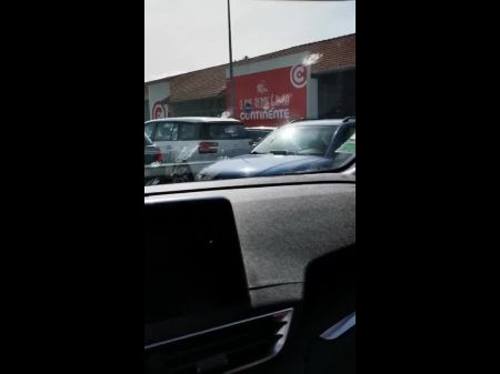 نائب الرئيس في موقف السيارات 