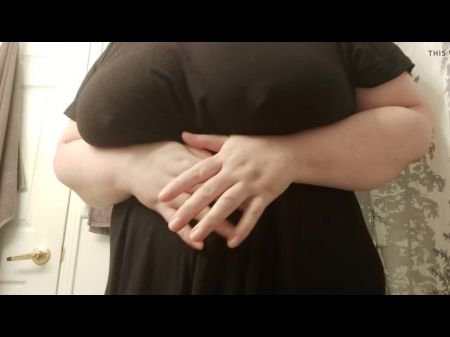 巨大的胸部和硬乳头戏弄