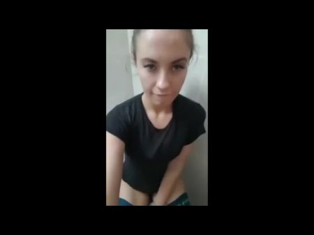 Chica caliente meando y tirando pedos 