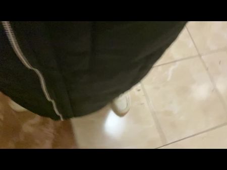 步行艰难地搞砸女友后，她尖叫着mo吟到枕头