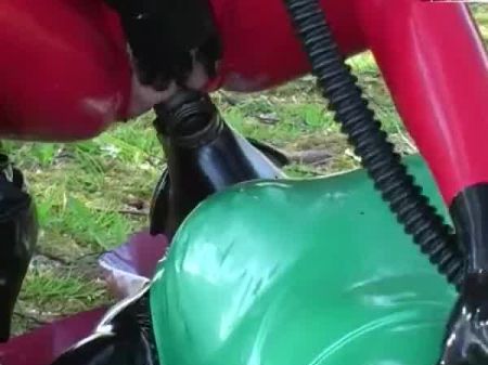 Outdoor Gasmaske Latex Lesben 