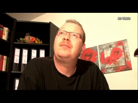 Geile Frau genießt wie eine Hure, da ihre sehr nasse haarige Muschi geschlagen wird 