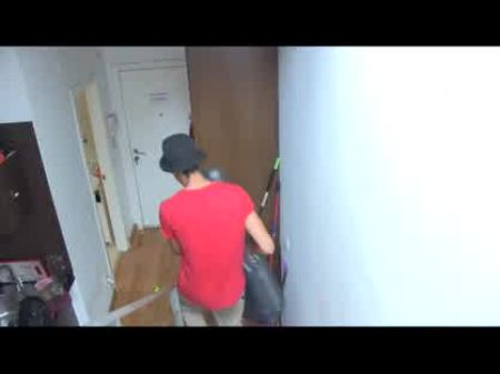 Prude Kellnerin verwandelt sich in eine vollständige Schlampe, wenn sie Pep 