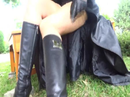 Lady Victoria Valente Uses You Outdoors