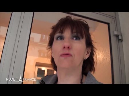 El agente de bienes raíces de Cougar Greedy Cougar le golpea el trasero para vender más rápido 