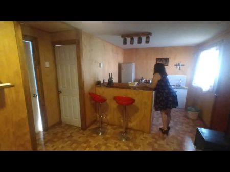 Visito a mi papá pero él no está en casa. Solo la esposa caliente de mi madre está allí y no puedo resistirme a follarla 
