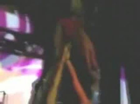 Hung Black Stripper Folla Al Miembro De La Audiencia 