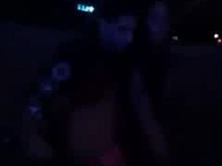 家伙在脱衣舞俱乐部他妈的脱衣舞娘