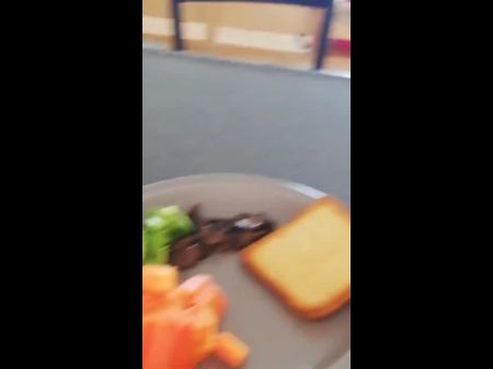 Ella Disfruta Y él Le Gusta Un Buen Cornudo Que Prepara El Desayuno 