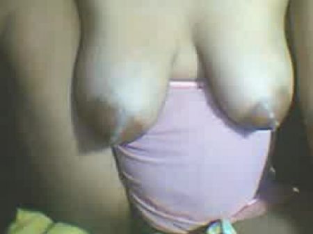 Filipina madrastra de 26 años May muestra sus tetas de ordeño 