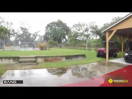 ركن تلك الشاحنة الكبيرة في هذا المرآب الصغير 