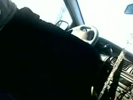 La chica impresionante chupa la polla en un coche 