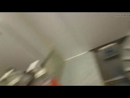 在飞机浴室中自慰