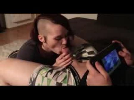 Punkküken bläst ihren Freund, während er spielt 