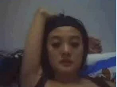 性感的中国女孩在网络摄像头上炫耀她的小山雀