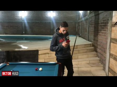 Alte tätowierte Frau, die meinen Freund ihren Arsch gibt 