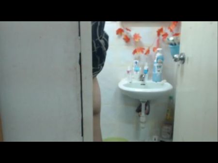 Большие сиськи Ebony трахаются под душ 