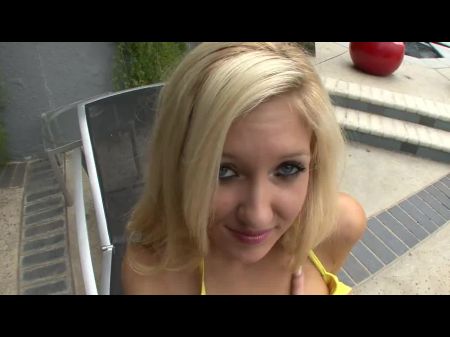 Heißes blondes Bräunen am Pool, wenn der Gestüt kommt, um zu ficken 