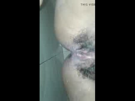 Youthful Sri Lankan Dame Pissing