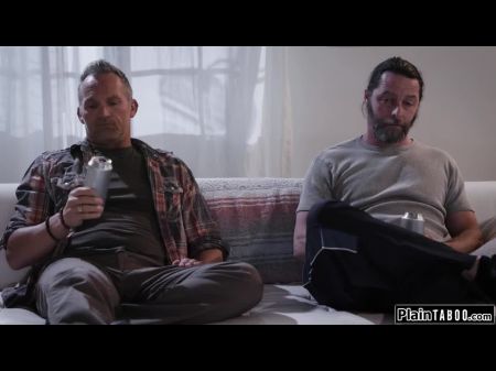 Dois caras velhos atraem adolescente a fodê -los 