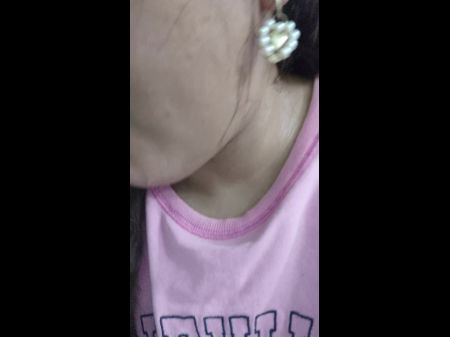 Hermosa Chloe juega en su cocina digitando su coño al orgasmo PT2 