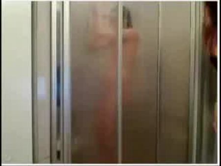 Chica caliente en la ducha 