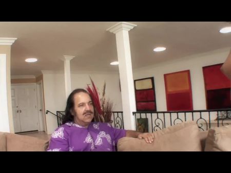 يا رجل كبار السن يحصل على يمارس الجنس مع امرأة سمراء شابة مع الثدي الصغيرة 
