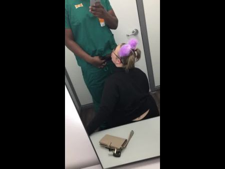Sucking Step Daddys Dick en Halloween en un vestuario de Walmart 