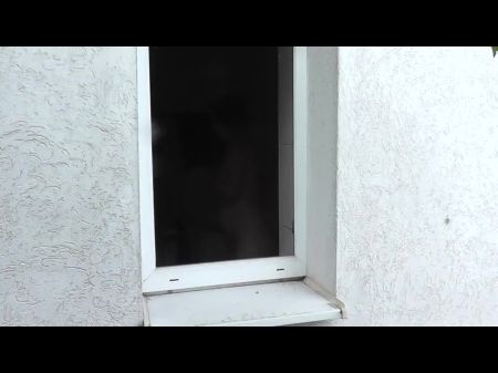 Outside – Young Neigbor Witnesses Mummy Taking Douche