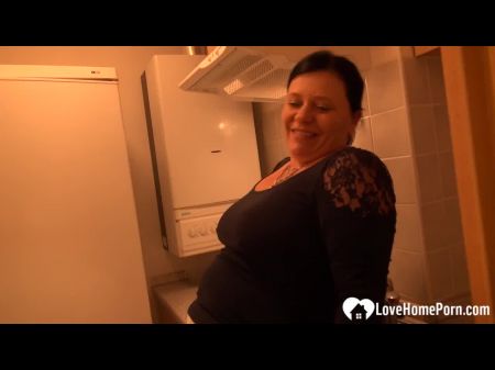 La linda mujer madura se desnuda y se masturbó apasionadamente 
