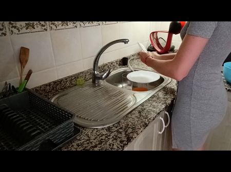 تطلب مني المساعدة في غسل الأطباق مع شخ بلدي 