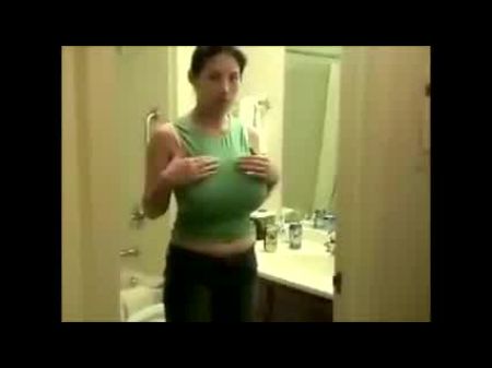 ¿Esta tapa verde hace que mis tetas se vean grandes? 
